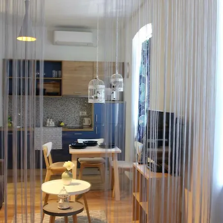 Cozy In Center Of *