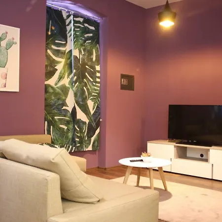 Cozy In Center Of Apartment *