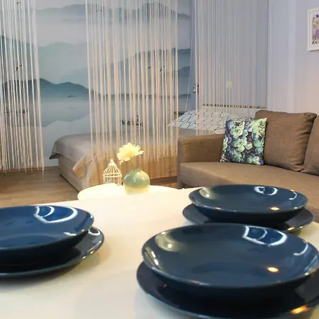 Cozy In Center Of Apartment *
